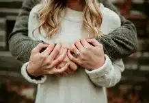 Un couple avec une bague de fiançailles à la main