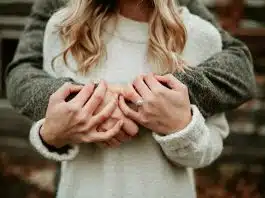 Un couple avec une bague de fiançailles à la main