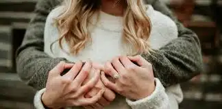 Un couple avec une bague de fiançailles à la main