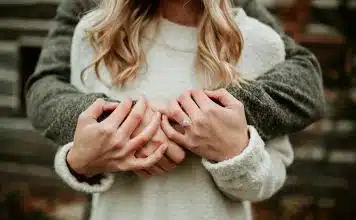 Un couple avec une bague de fiançailles à la main