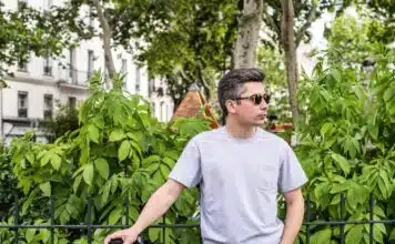 Comment porter un t-shirt de luxe pour homme avec élégance et style ?