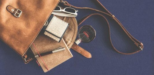 4 essentiels beauté à avoir dans son sac à main au quotidien