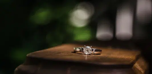 Où se porte le solitaire ?