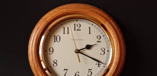 Comment entretenir efficacement une montre en bois