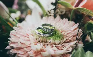 Conseils pour bien choisir une bague de fiançailles ornée de pierres bague de fiançailles serties de pierres