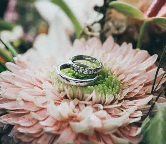 Conseils pour bien choisir une bague de fiançailles ornée de pierres bague de fiançailles serties de pierres