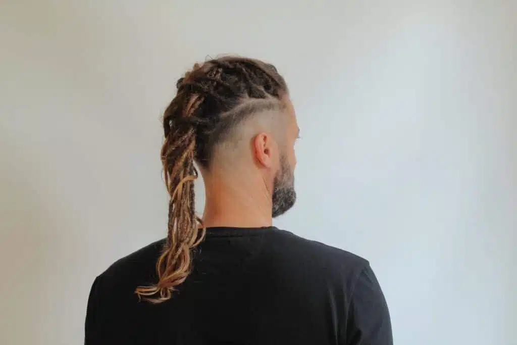 Le style réinventé l'homme aux dreadlocks courts et dégradés