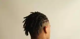 Le style réinventé l'homme aux dreadlocks courts et dégradés