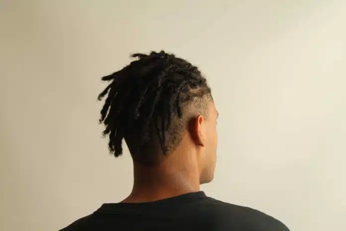 Le style réinventé l'homme aux dreadlocks courts et dégradés