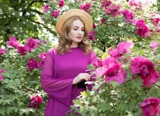 Comment se maquiller avec une robe rose fushia ?