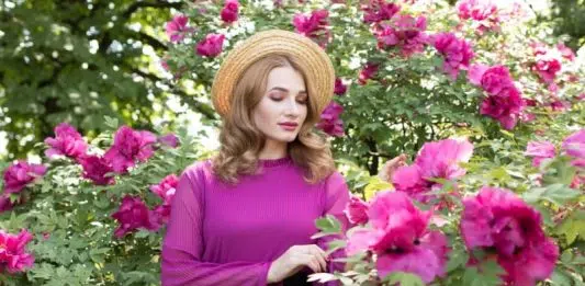 Comment se maquiller avec une robe rose fushia ?