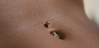 Désinfectez régulièrement votre piercing pour éviter les infections 