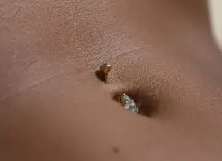Désinfectez régulièrement votre piercing pour éviter les infections Comment bien choisir son piercing au nombril ?