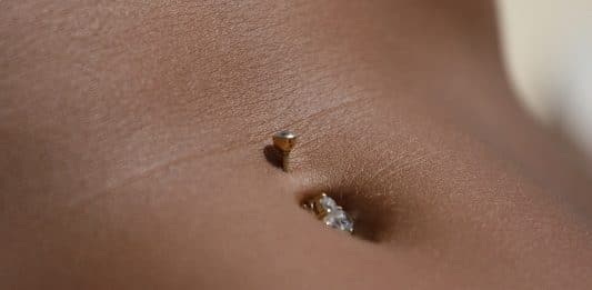 Désinfectez régulièrement votre piercing pour éviter les infections 