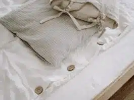 Quels sont les avantages des draps plats par rapport aux draps housses ?