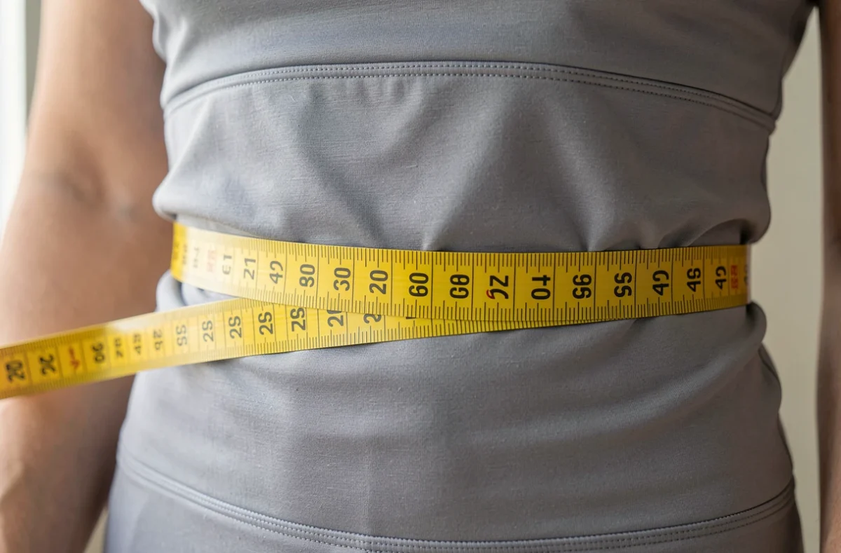 Mesure du tour de taille au mètre ruban