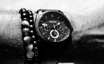 La montre Seiko : Un aperçu des modèles masculins person wearing round Fossil chronograph watch with link band displaying 01:47 time